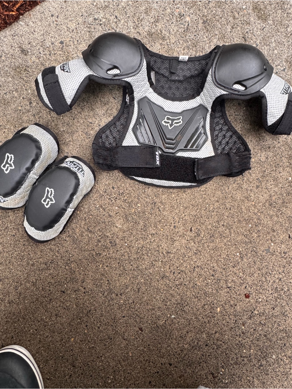 Fox Gray Youth Protective Chest and Pad Set